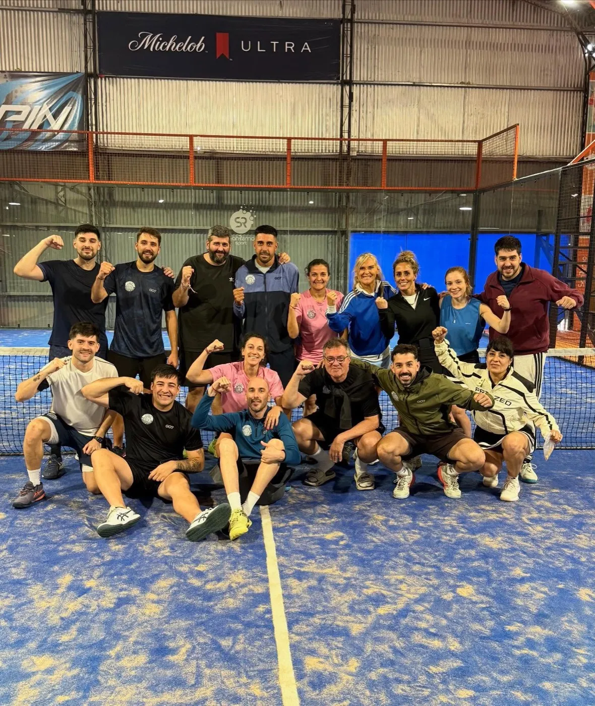 Jugadores del club con la camiseta