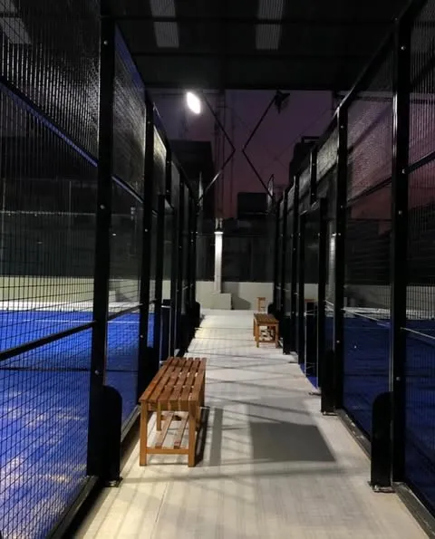 Pasillo entre canchas de noche